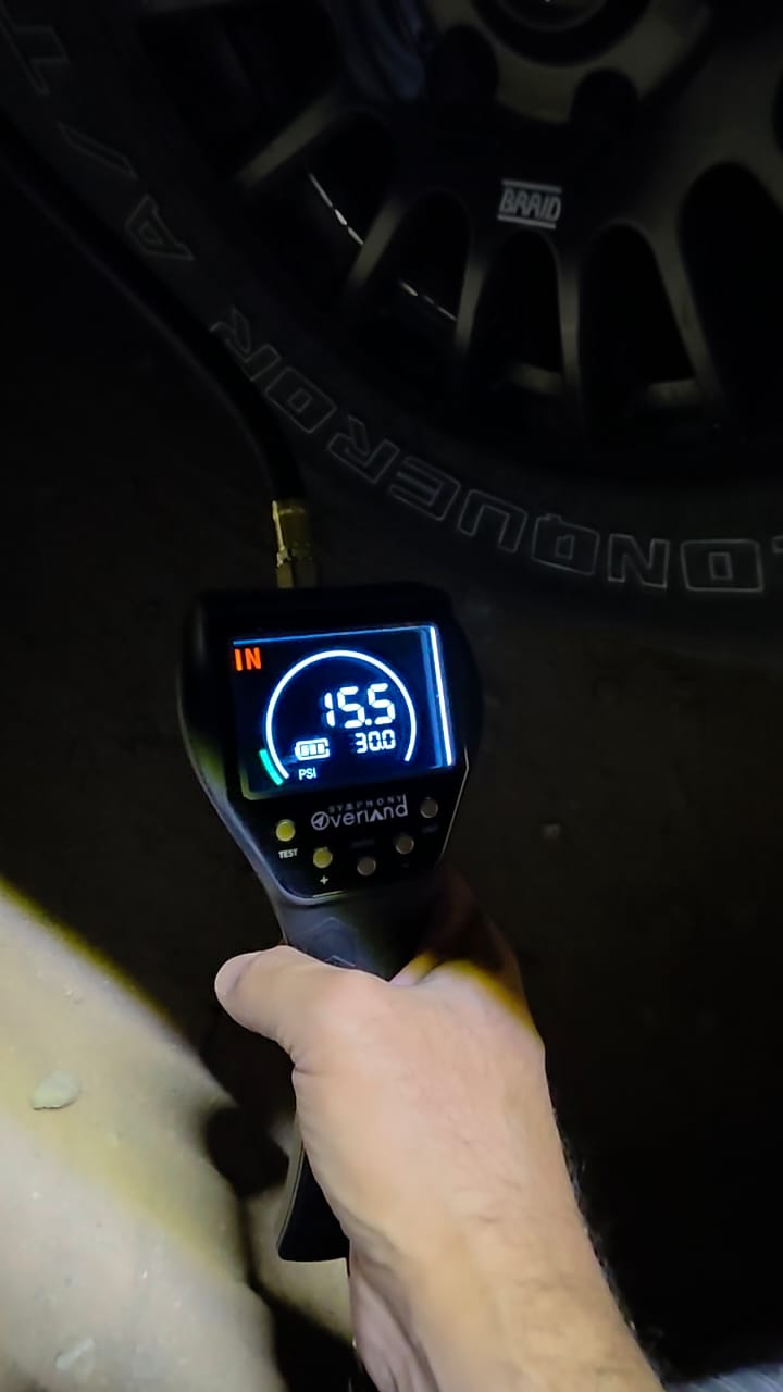 جهاز ذكي لمعايرة ضغط هواء الكفرات