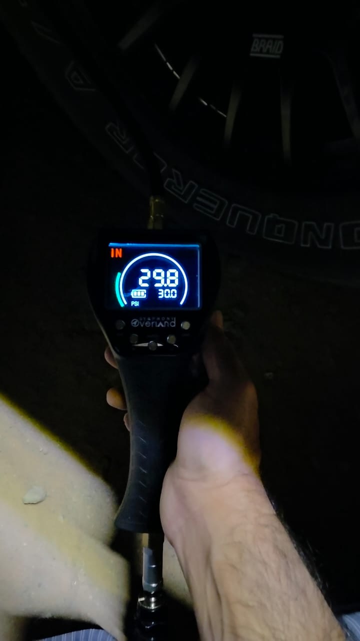 جهاز ذكي لمعايرة ضغط هواء الكفرات